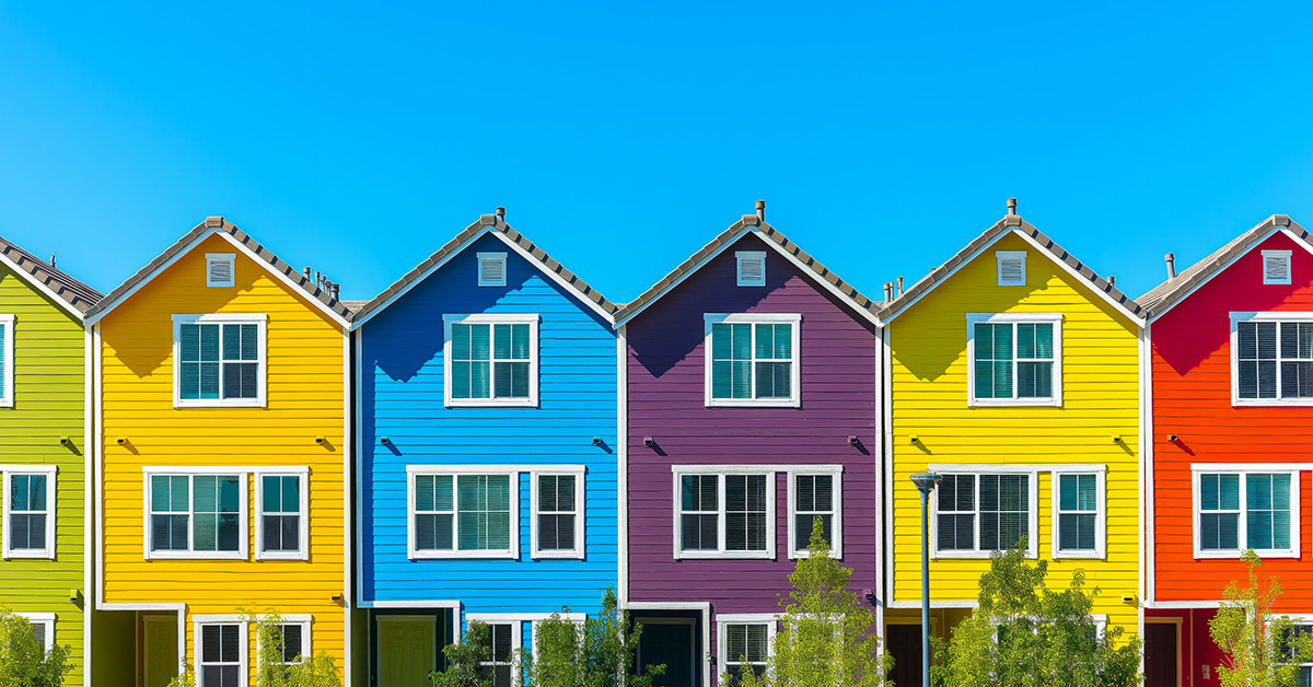 Felgekleurde huizen in een rij