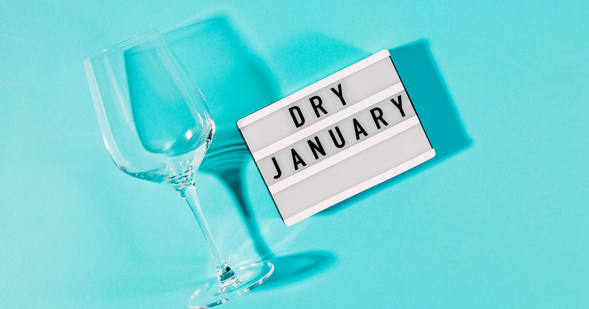 Dry January letterbord met leeg wijnglas.