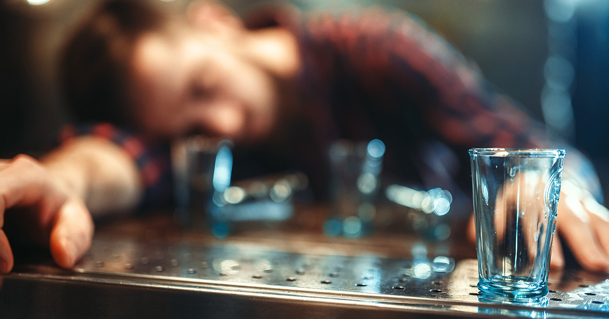 Man die op de bar in slaap is gevallen na het drinken van teveel drankjes.